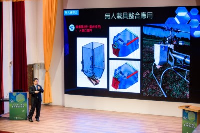 逢甲大學陳彥宏助理教授講解無人機投擲於國有林崩塌地復育之研究成果